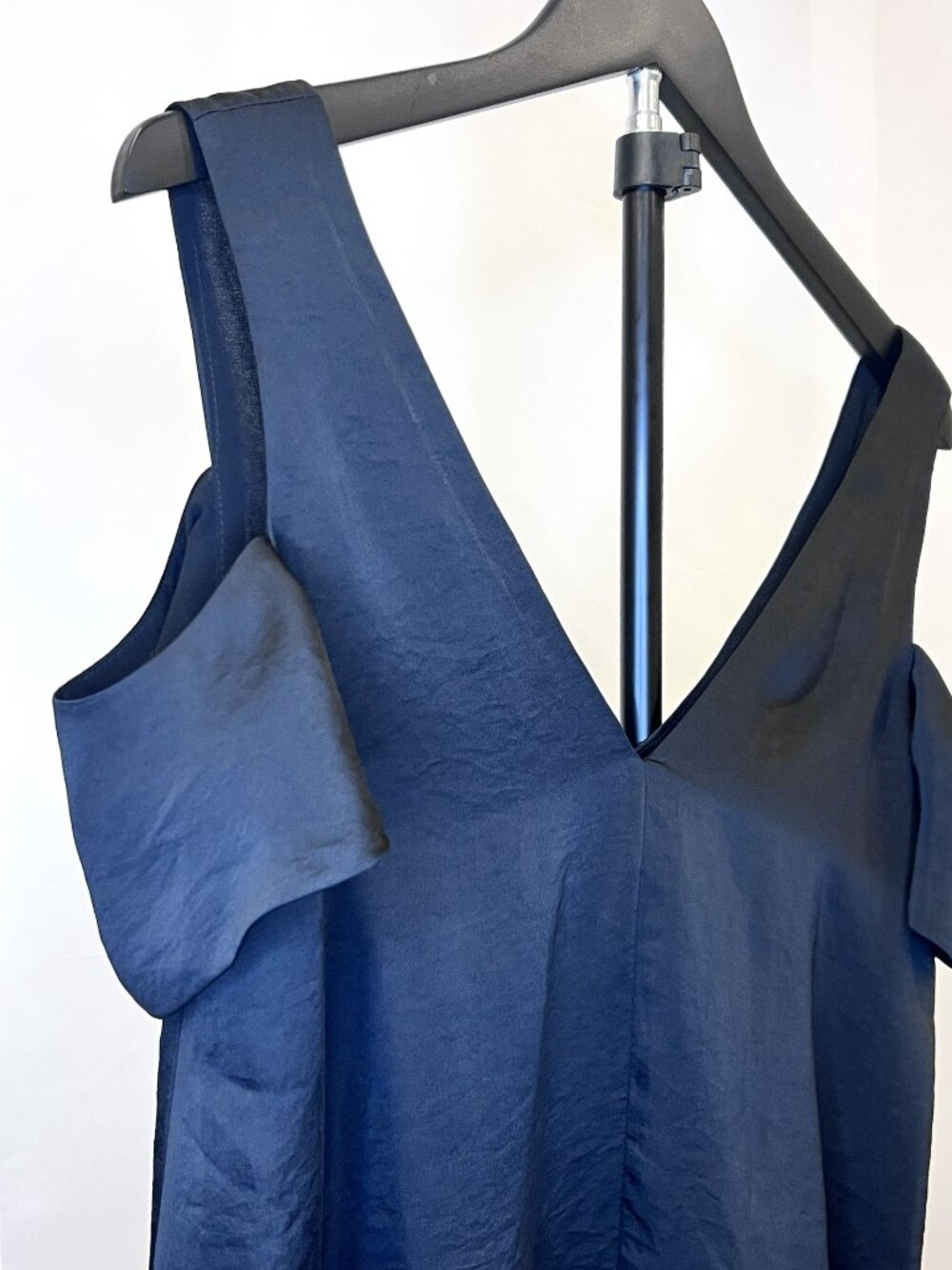 'RACHEL  Rachel Roy' Black V-Neck Cold Shoulder Top - Size XS - Picture 4 of 7